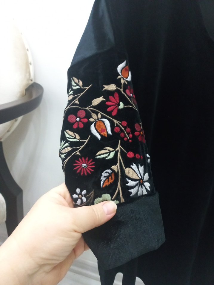 Uzun Kollu Siyah  Çiçek Desenli - Görsel 2