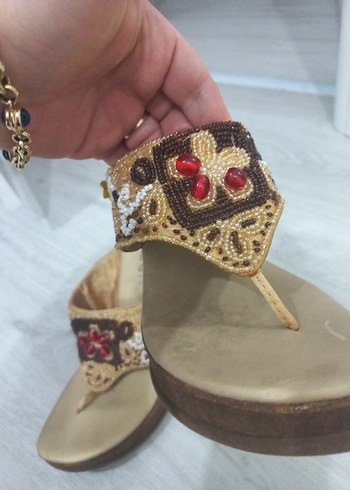 Boncuk İşlemeli Kahverengi Dolgu Topuklu Sandalet - Görsel 3