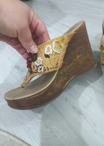 Boncuk İşlemeli Kahverengi Dolgu Topuklu Sandalet - Görsel 2