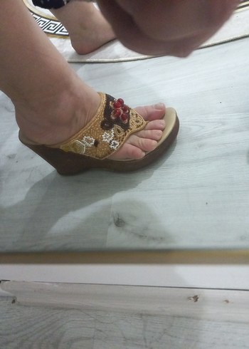 Boncuk İşlemeli Kahverengi Dolgu Topuklu Sandalet - Görsel 7