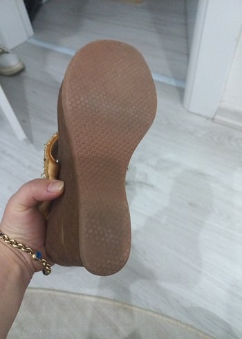 Boncuk İşlemeli Kahverengi Dolgu Topuklu Sandalet - Görsel 4