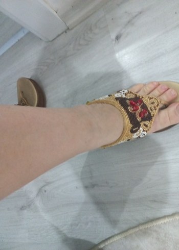 Boncuk İşlemeli Kahverengi Dolgu Topuklu Sandalet - Görsel 5