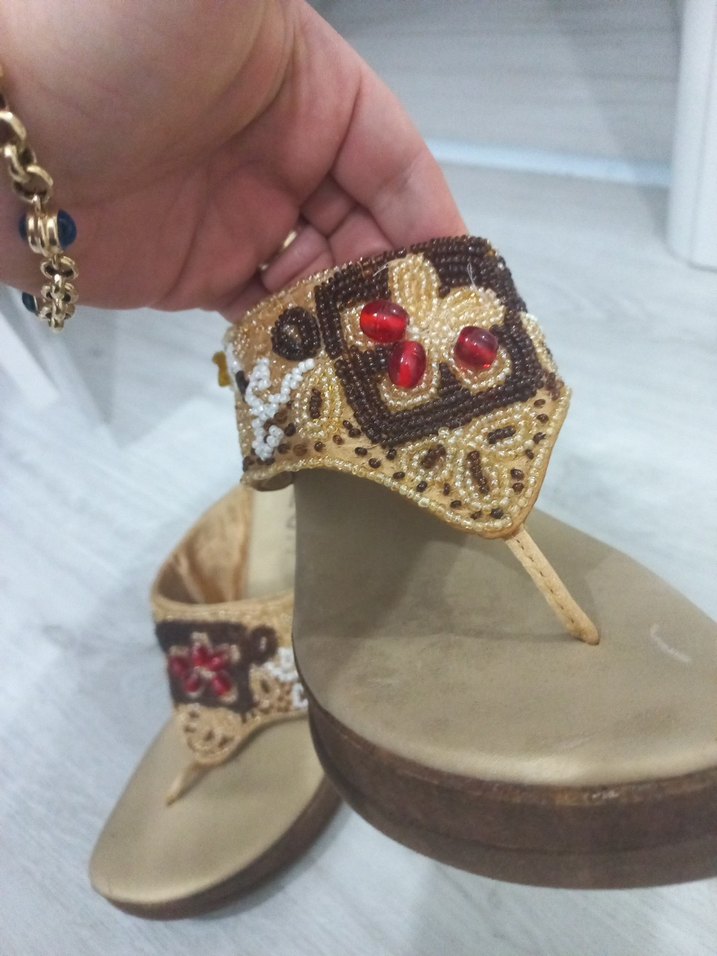 Boncuk İşlemeli Kahverengi Dolgu Topuklu Sandalet - Görsel 3