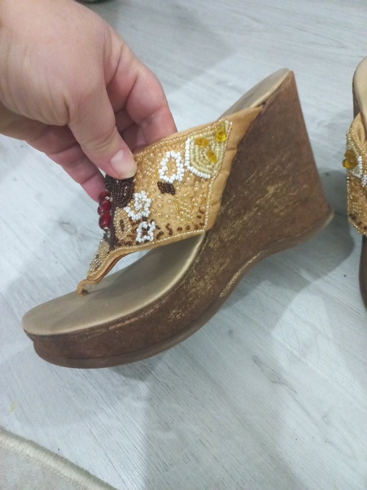 Boncuk İşlemeli Kahverengi Dolgu Topuklu Sandalet - Görsel 2