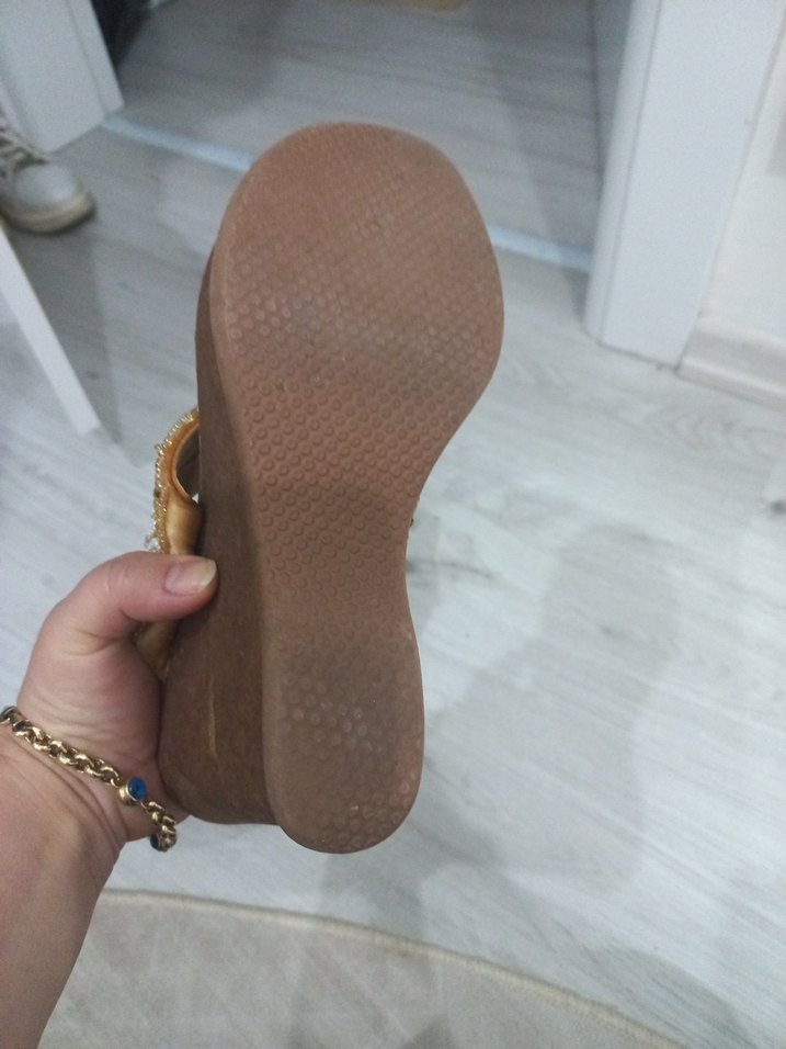 Boncuk İşlemeli Kahverengi Dolgu Topuklu Sandalet - Görsel 4