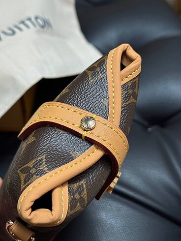 Beden LOUIS VUITTON POCHETTE FOLD ME