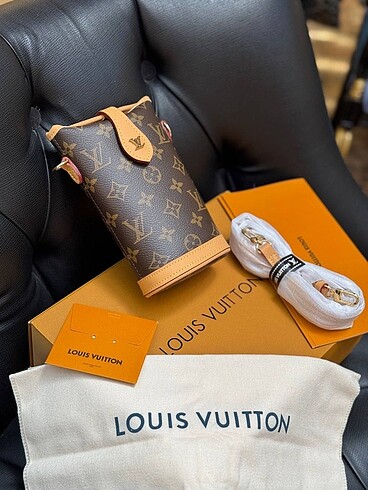 LOUIS VUITTON POCHETTE FOLD ME