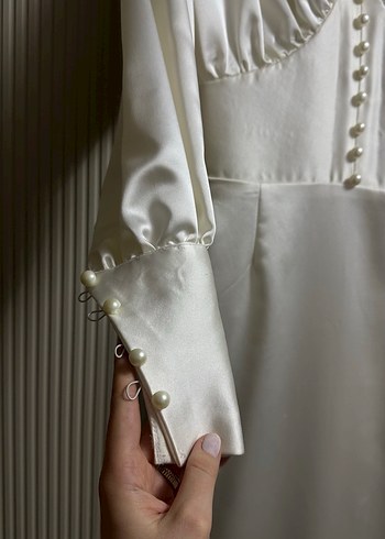 Düğmeli krem uzun Saten Elbise - Görsel 3