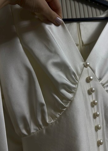 Düğmeli krem uzun Saten Elbise - Görsel 2