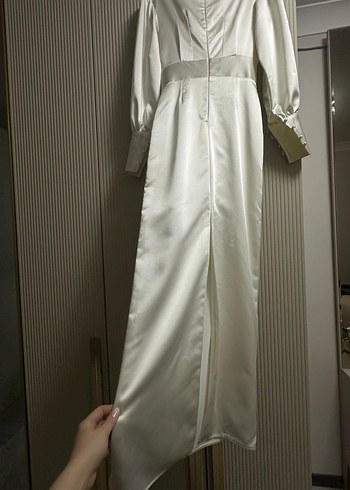 Düğmeli krem uzun Saten Elbise - Görsel 4