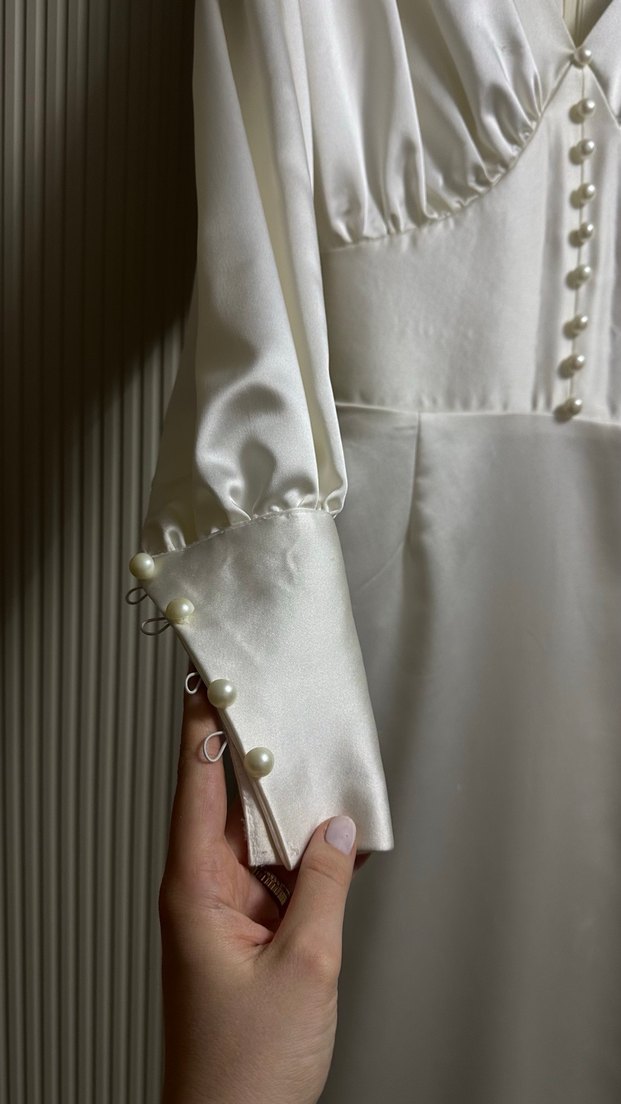 Düğmeli krem uzun Saten Elbise - Görsel 3