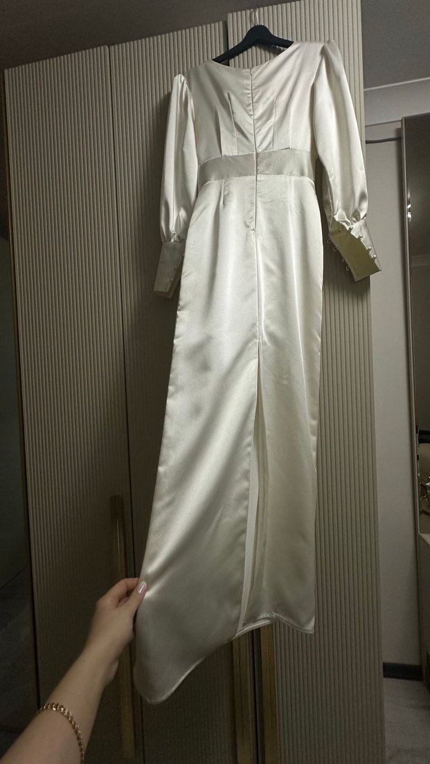 Düğmeli krem uzun Saten Elbise - Görsel 4