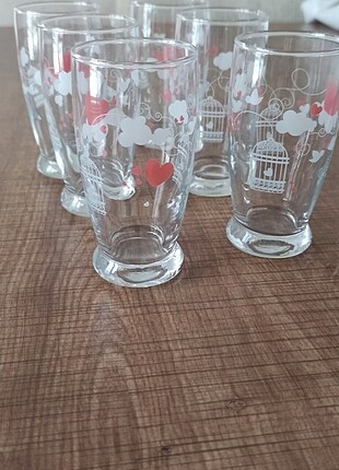 Kahve yanı su bardağı