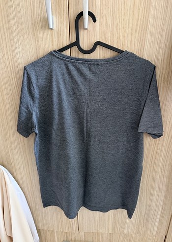 Gri V-Yaka Kadın Tişört - Görsel 3