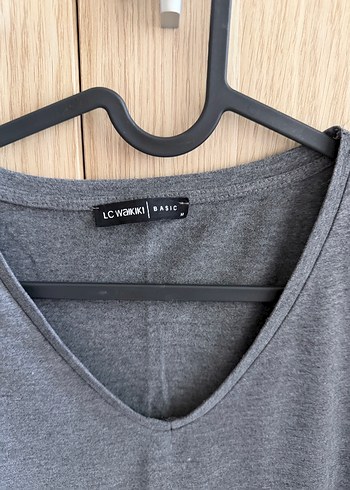 Gri V-Yaka Kadın Tişört - Görsel 2