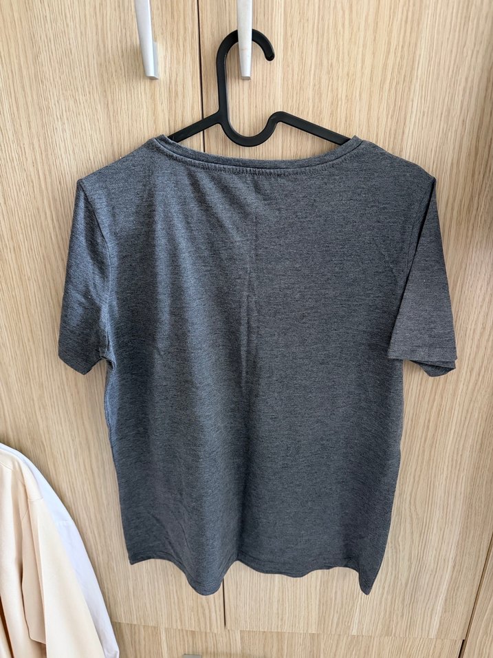 Gri V-Yaka  Kadın Tişört - Görsel 3