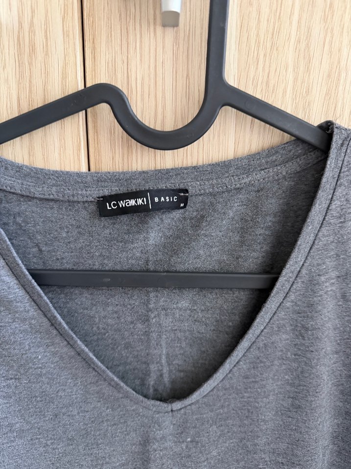 Gri V-Yaka  Kadın Tişört - Görsel 2