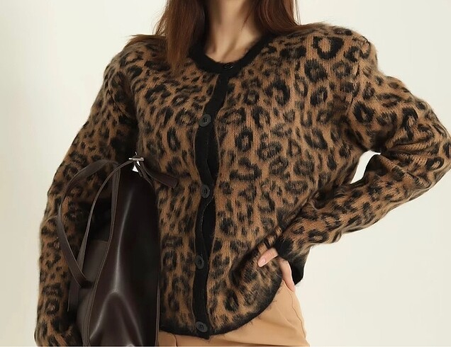 Leopar triko düğmeli kazak