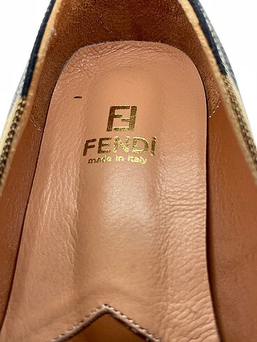 39 Beden ten rengi Renk Fendi Babet %70 İndirimli.