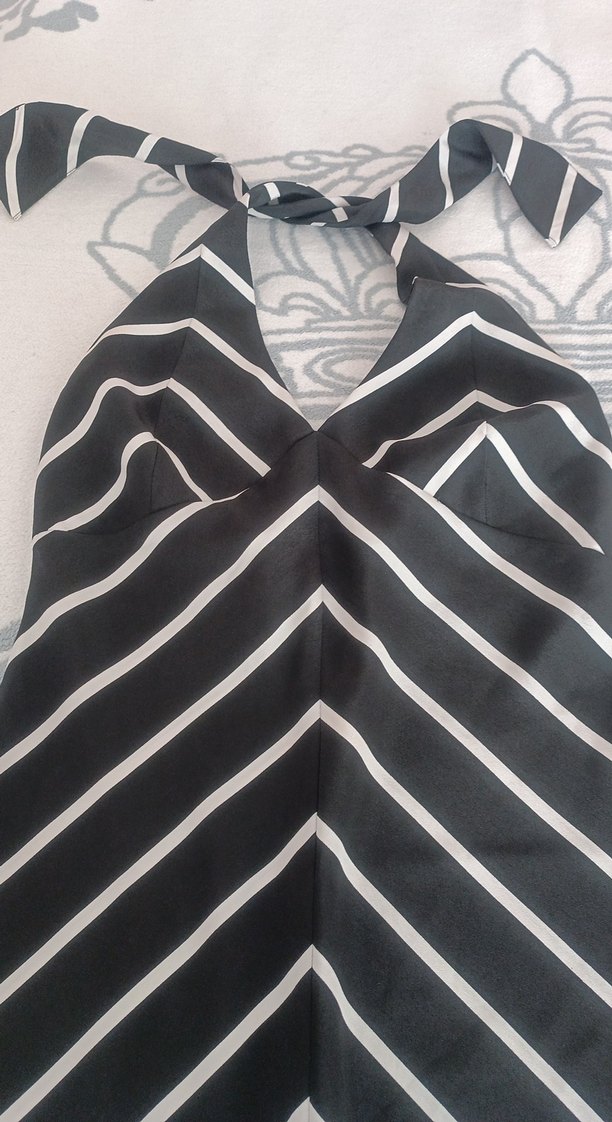 Çizgili
boyundan bağlamalı Siyah elbise - Görsel 2