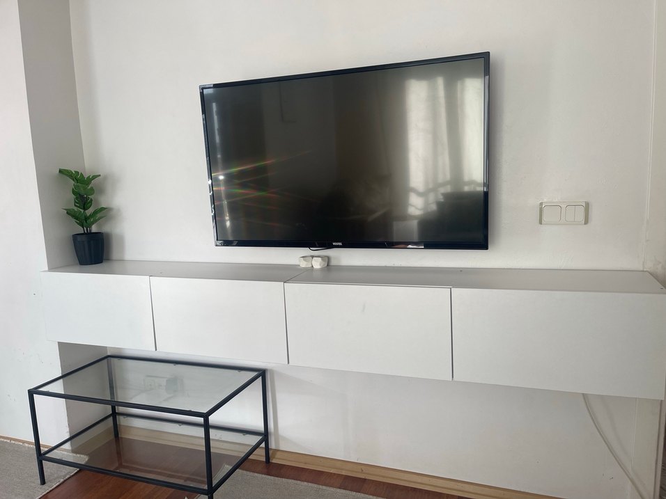 Beyaz Duvara Monte Monitör - Görsel 2