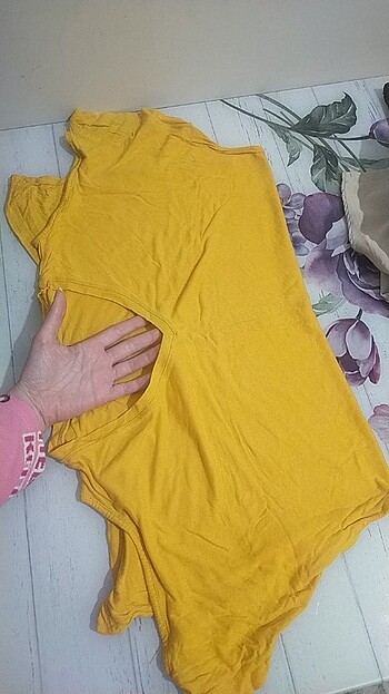 Sarı omuz dekolteli tshirt