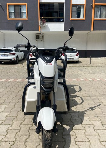 Beyaz Üç Tekerlekli Motosiklet