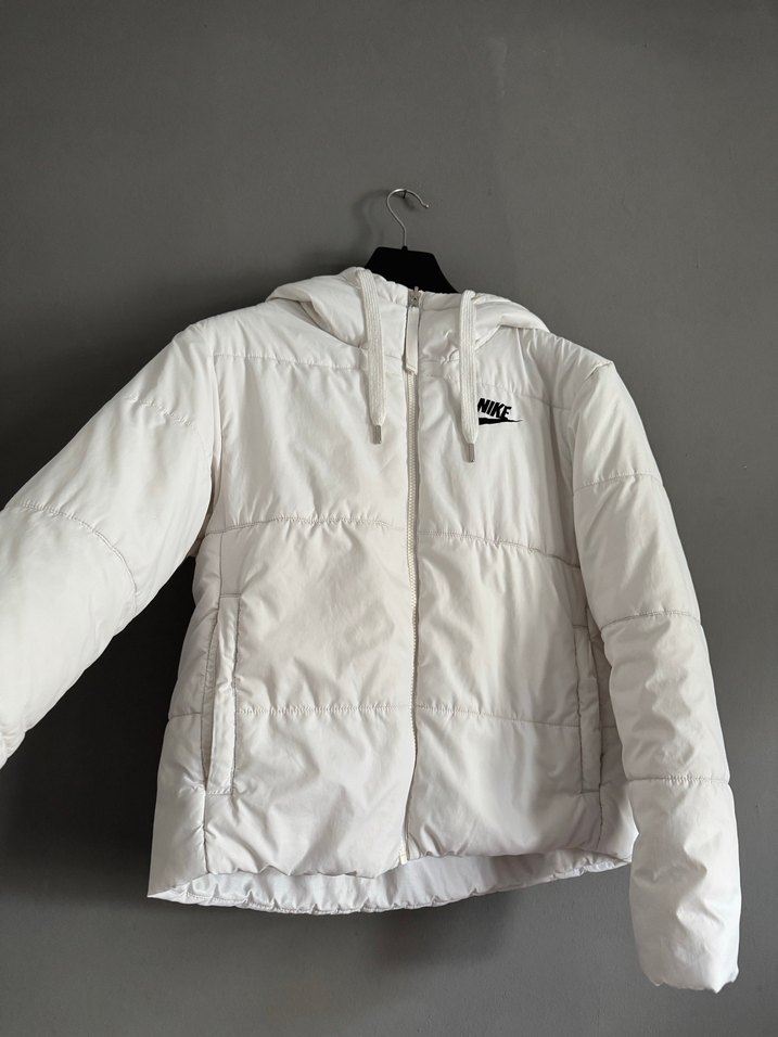 Nike Beyaz Kadın Kapüşonlu Kısa Kış Montu - Görsel 2