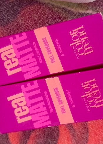 Avon Real Matte suya dayanıklı fondöten koyu