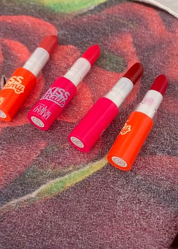 Renkli Pembe Mat ve kremsı rujlar