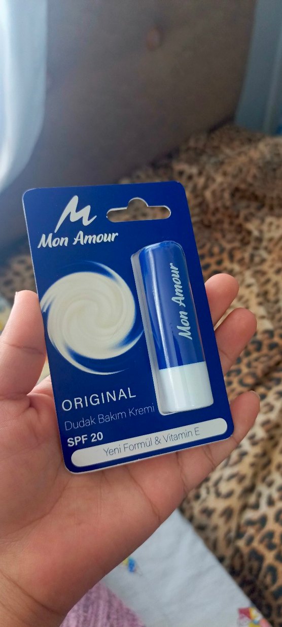 Çilek Aromalı Dudak Bakım Kremi SPF20 - Görsel 4