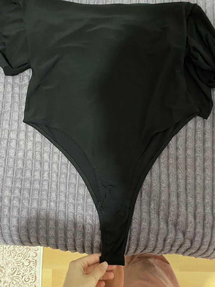 Siyah V Yaka Bluz - Görsel 2