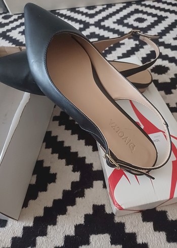 41 Beden Siyah Sivri Burun Tokalı Stiletto
