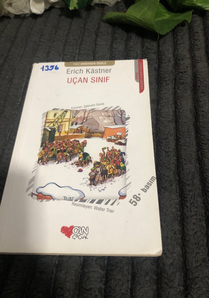 Erich Kästner - Uçan Sınıf Kitabı - Görsel 2