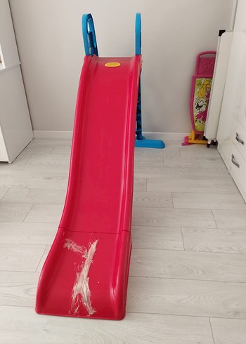 Diğer Çocuklar için renkli kırmızı kaydırak