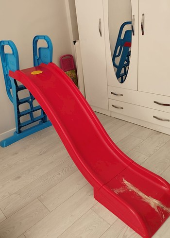 Çocuklar için renkli kırmızı kaydırak