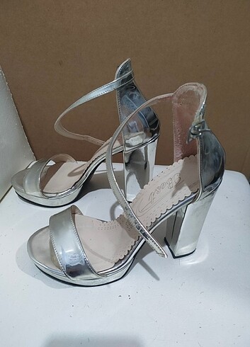 Gümüş renk topuklu ayakkabı