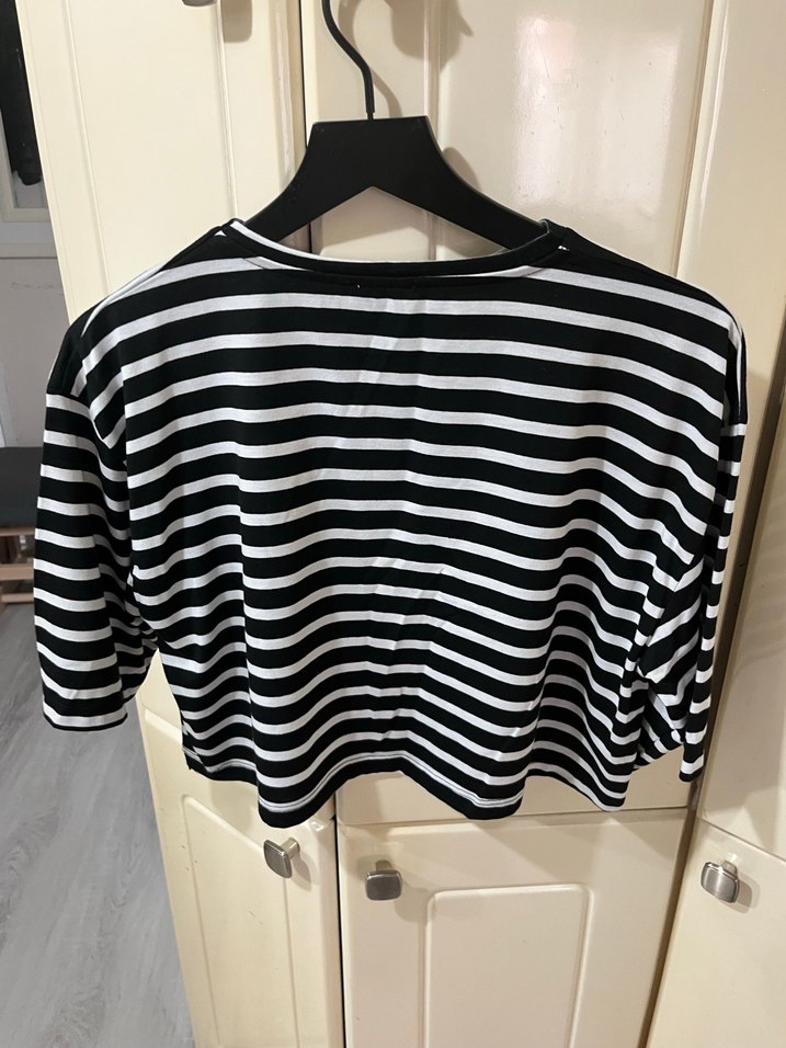 Siyah Beyaz Çizgili Uzun Kollu Crop Top - Görsel 4