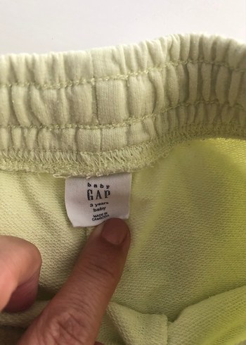 Gap Gap marka 3 yaş sarı renk şort