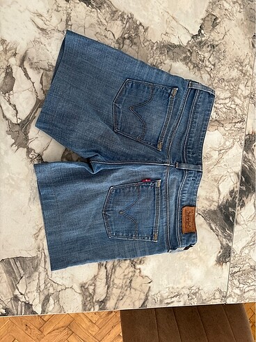 34 Beden mavi Renk Levis 571 kot şort