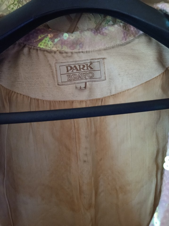 Pembe Parlak İşlemeli Frak, Kuru Temizleme Gerektiriyor - Görsel 3