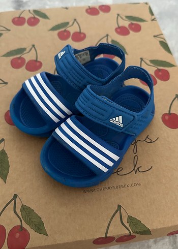 Adidas sandalet 22 numara