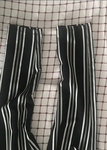 Kadın Siyah Çizgili Pilili Mini Kumaş Pantolon - Görsel 3