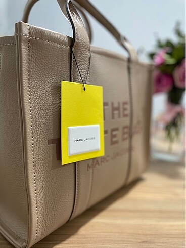 MARC JACOBS The Medium Tote Bag