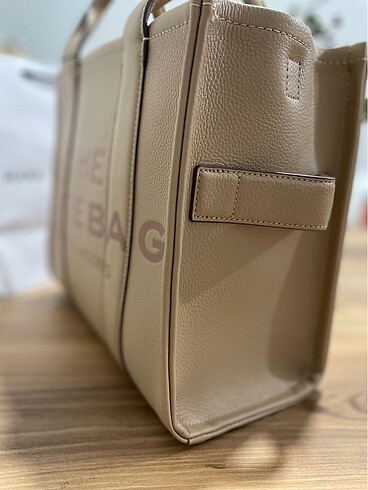 Beden MARC JACOBS The Medium Tote Bag