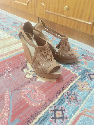Bershka Taba topuklu 