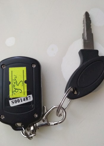 Siyah sarzli motor anahtarı ve alarmı Minimalist Tasarım