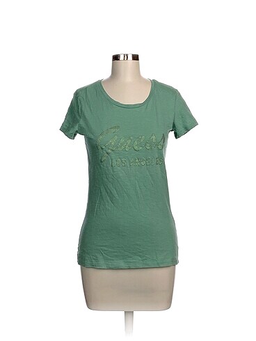 Guess T-shirt %70 İndirimli.