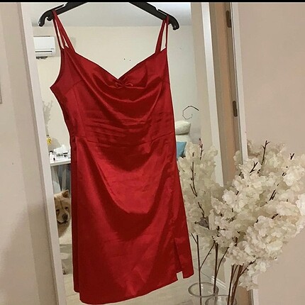 Kırmızı saten elbıse