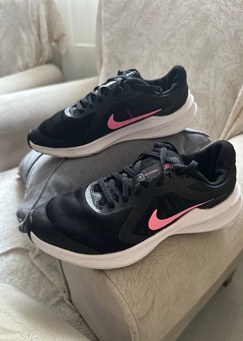 Siyah-Pembe Bağcıklı Nike Spor Ayakkabı